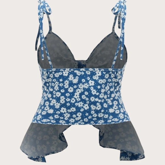 3/$15 NWT cropped blue floral top medium - Picture 2 of 8